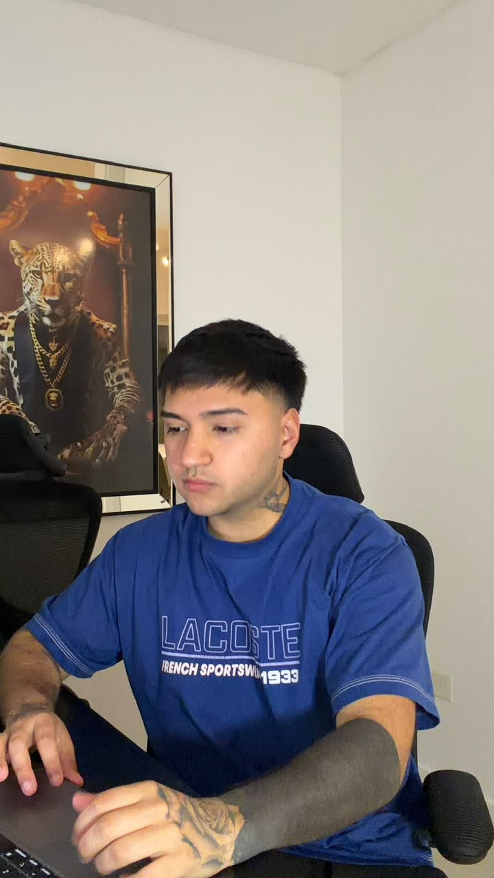 Tomi trabajando en su negocio desde su escritorio
